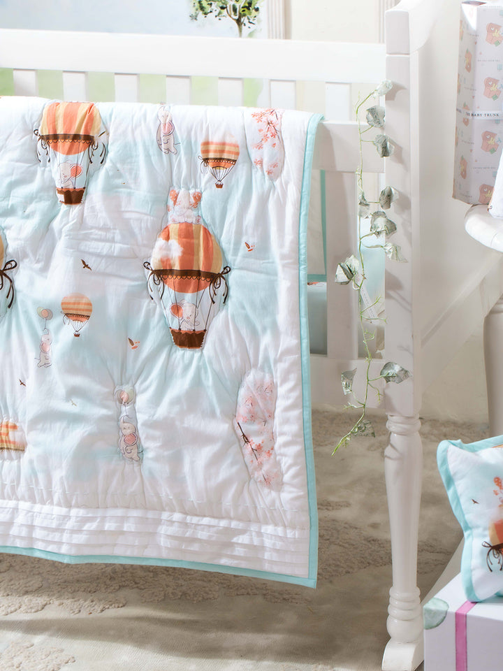 A charming piece of furnishing featuring an adventurous 'Ele on the Balloon' to let your little bub enjoy a warm and soft night of deep sleep with the cute 'Ele on the Balloon