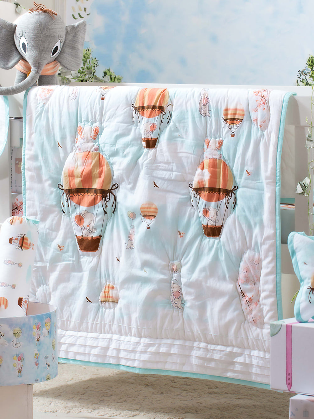 A charming piece of furnishing featuring an adventurous 'Ele on the Balloon' to let your little bub enjoy a warm and soft night of deep sleep with the cute 'Ele on the Balloon